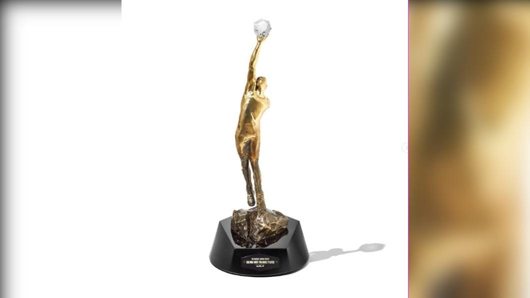 像喬丹致敬的「喬丹獎盃」。(圖/翻攝自NBA.com)