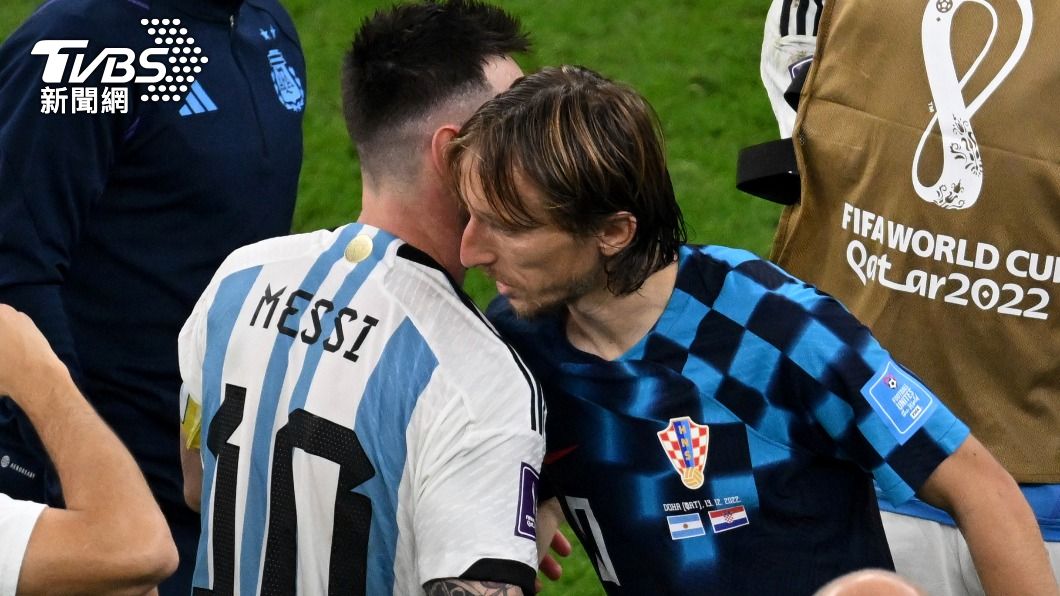 梅西賽後與克羅埃西亞37歲王牌球星莫德里奇(Luka Modrić)擁抱致意。(圖/達志影像路透社)