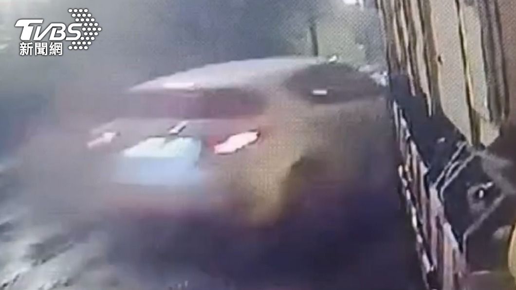 轎車逆向撞上垃圾車。(圖/TVBS)