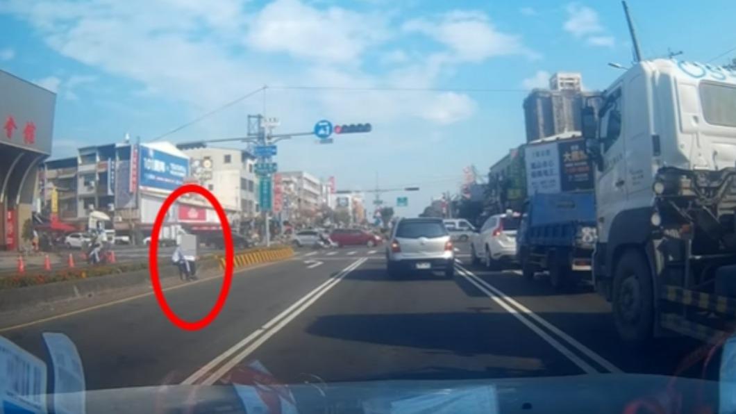 陳男最後直接坐在路邊滑手機。(圖/翻攝自爆料公社)