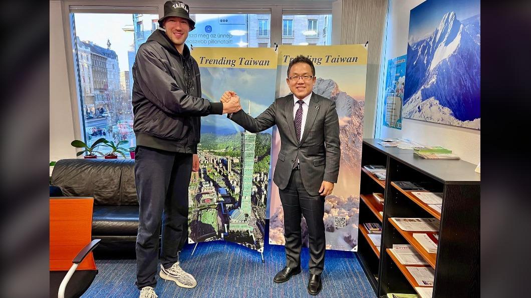 我國駐匈代表劉世忠PO出和Kravtsov合照。(圖/劉世忠臉書)