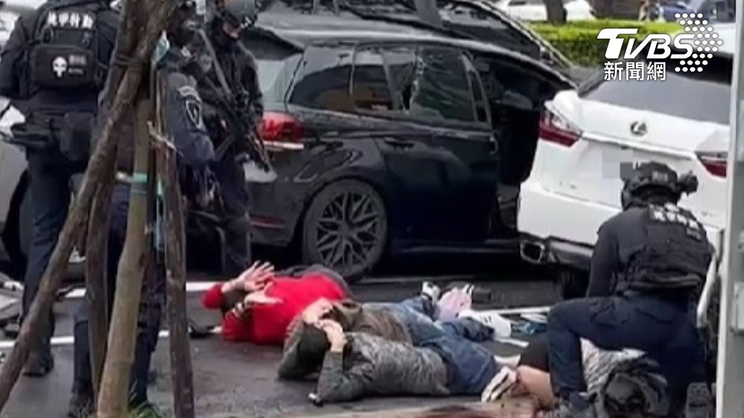北上求職慘淪豬仔!人蛇詐團撞警車 警街頭轟6槍逮8嫌