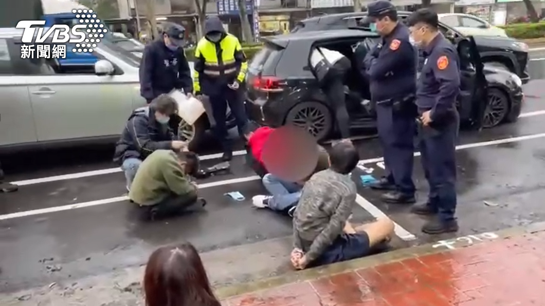 人蛇集團在網路上以假求職真詐騙手法誘騙中南部被害人。(圖/警方提供)