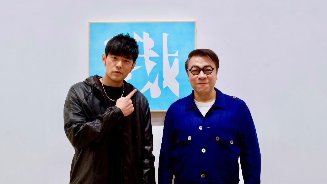 周杰倫和蔡康永一起欣賞展覽。(圖/海灘娛樂提供)