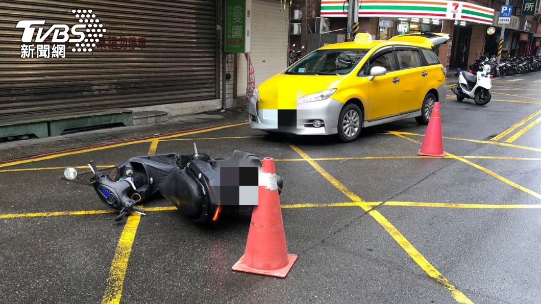 計程車追撞女騎士。(圖/TVBS)