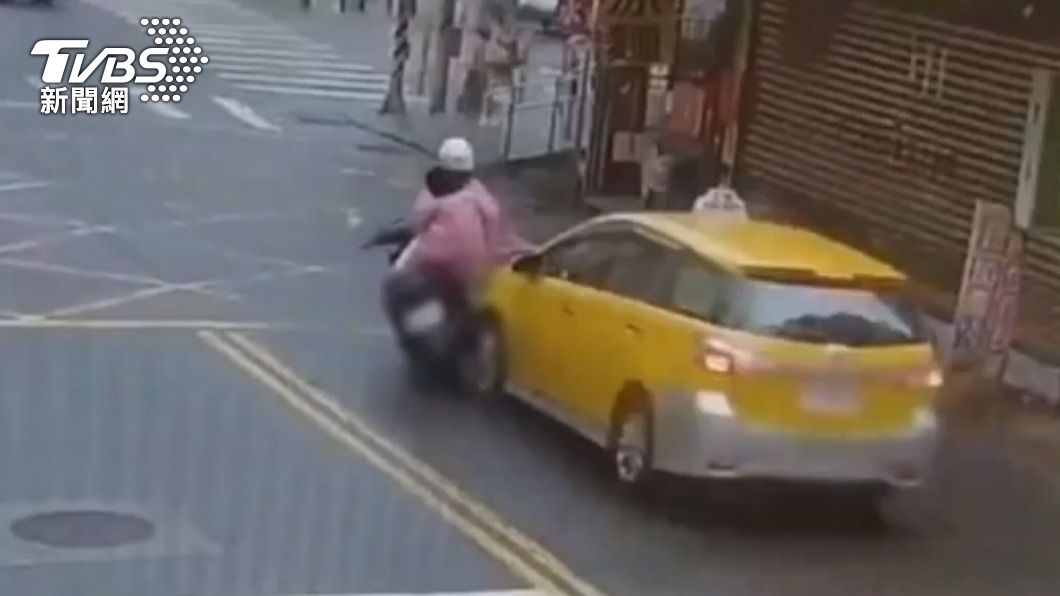 最快救援!消防隊前小黃追撞機車 女騎士連人帶車慘摔