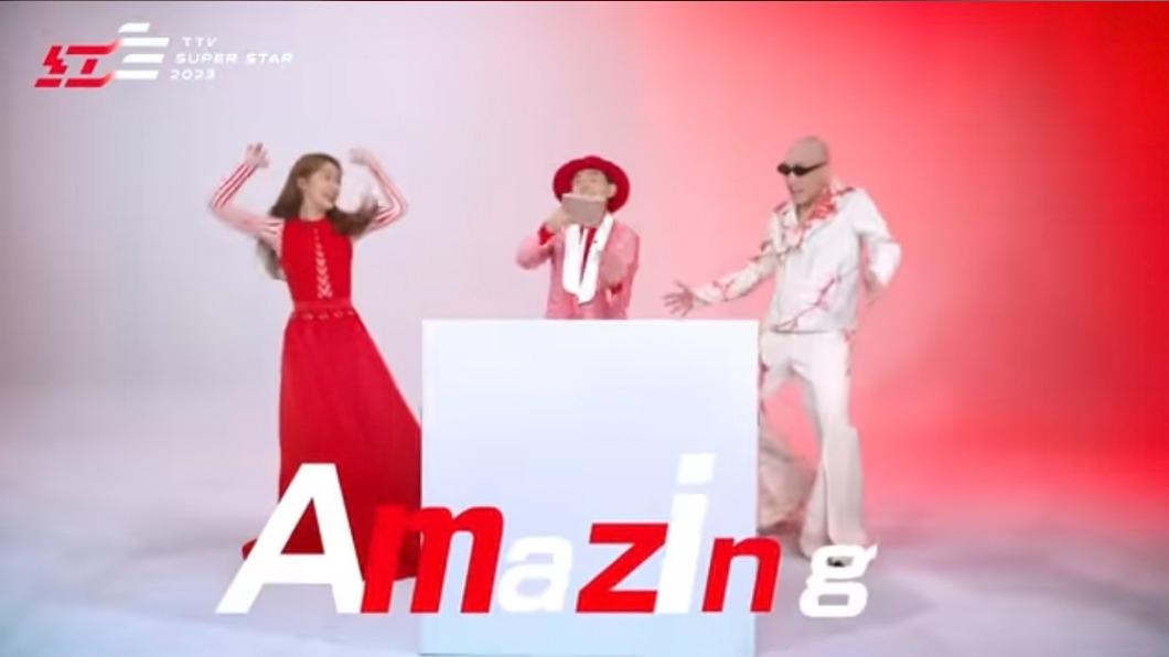 黃子佼嚇到摔平板、黃宣大叫「Amazing!」(圖/翻攝自《超級巨星紅白藝能大賞》臉書)