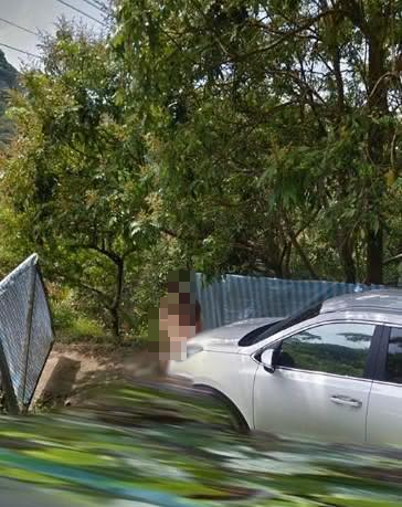 一對裸體男女出現在山路旁,被Google街景捕獲,引發網路熱議。(圖/翻攝Google Maps)