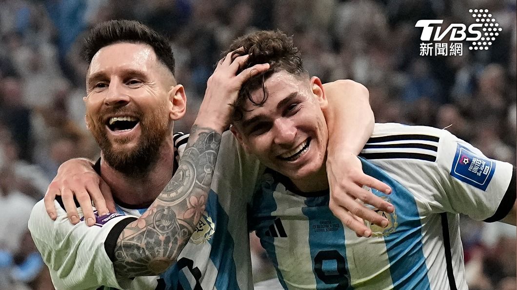 阿根廷王牌球星梅西(Lionel Messi)及22歲年輕新星阿瓦雷茲(Julián Álvarez)。(圖/達志影像美聯社)