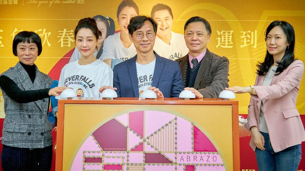 謝欣穎（左二）正在拍攝新作品。（圖／唐氏基金會提供）