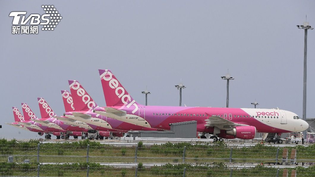 樂桃航空的空服員要求奧野戴上口罩,奧野卻不聽還抓住空服員的手臂,機長最後緊急降落其他機場。(圖/達志影像美聯社)