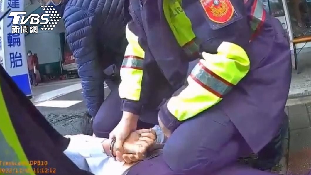 員警當場將人壓制。(圖/TVBS)