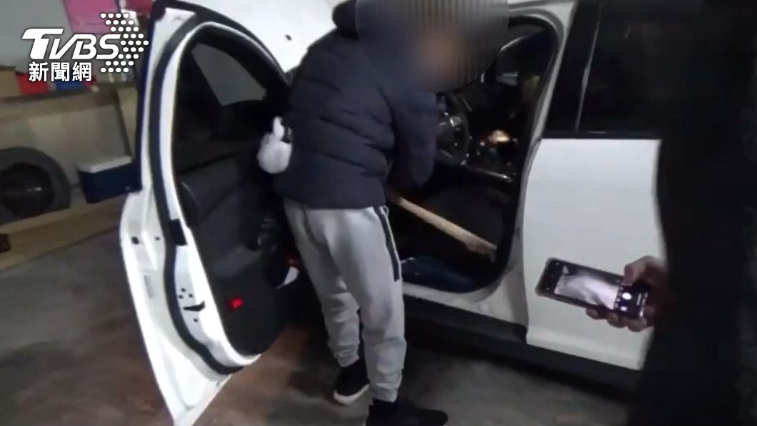 警方上門查緝，當場逮捕林姓主嫌，且在車上查扣犯案凶器。（圖／TVBS）