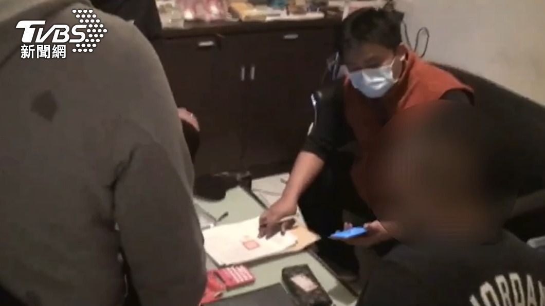 警方上門查緝，逮捕其他涉案的幫派份子。（圖／TVBS）