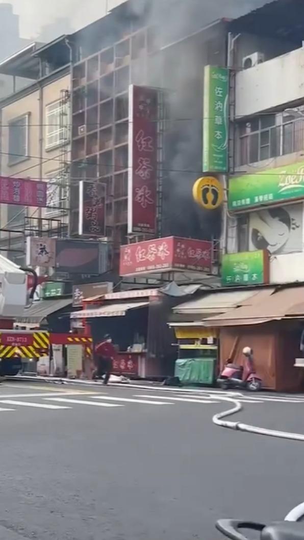 紅茶店竄黑煙伴隨爆炸聲。(圖/翻攝自爆廢公社二館)