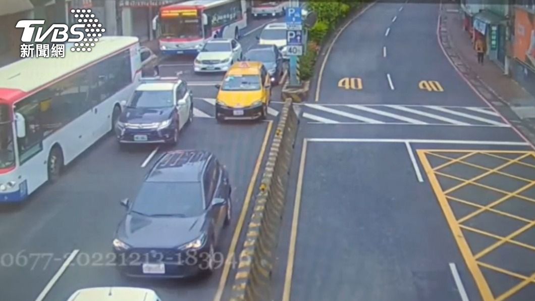 孕婦羊水破了! 淡水警開道狂飆助順產