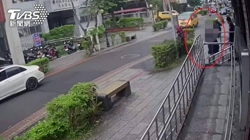 陳男跑進派出所求助。(圖/TVBS)