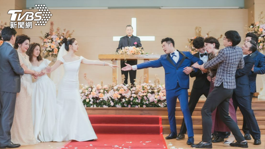 周曉涵、周孝安婚禮上強行被拆散。(圖/TVBS)