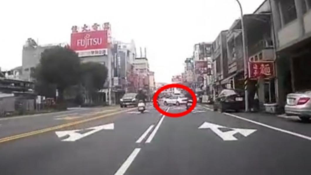 陳婦在外側車道左轉。(圖/民眾提供)