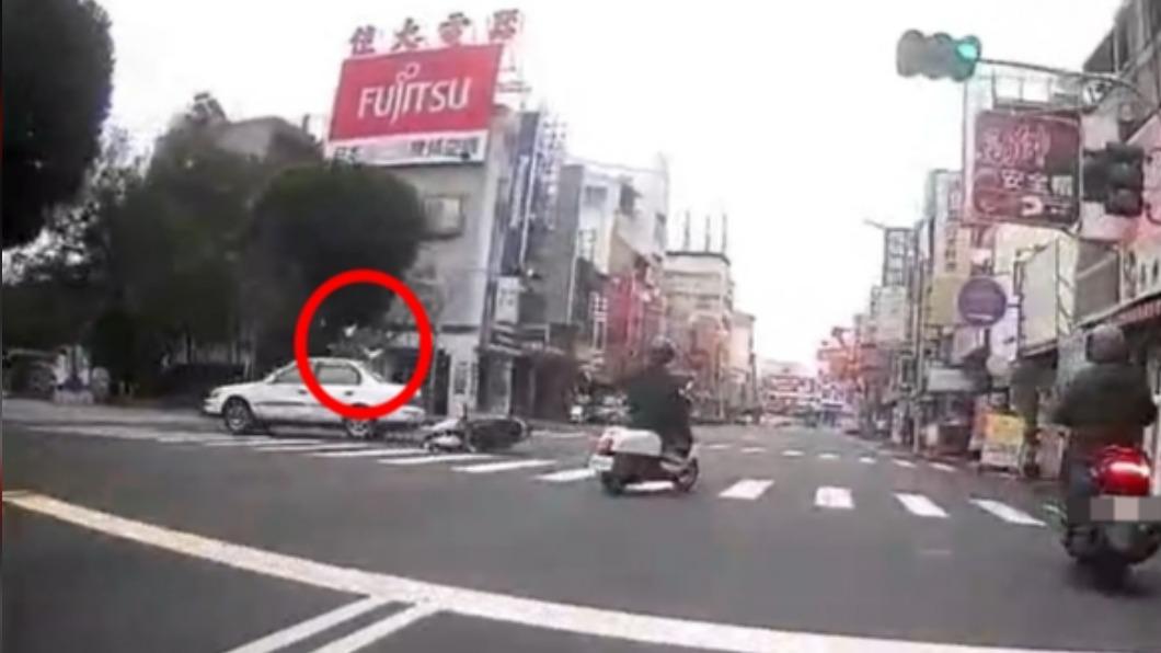 簡女整個人翻上車頂。(圖/民眾提供)