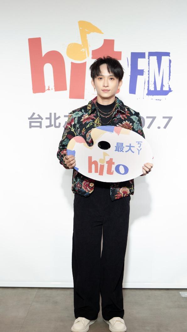 邱鋒澤首次收錄了唱跳舞曲。(圖/Hit Fm聯播網提供)