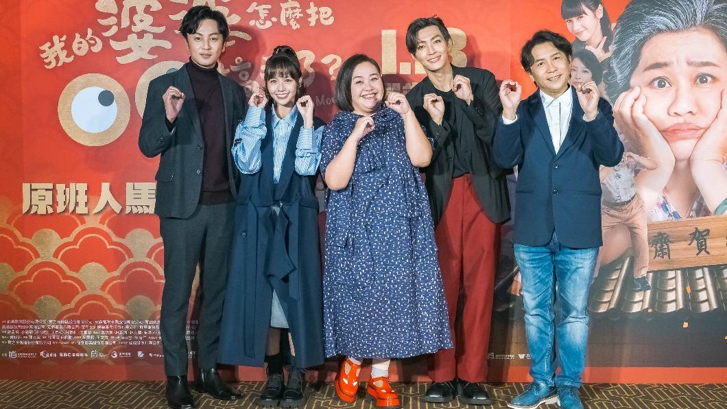 由左至右，張書偉、黃姵嘉、鍾欣凌、炎亞綸以及許傑輝，手比OO歡喜迎新年。（圖／威視提供）