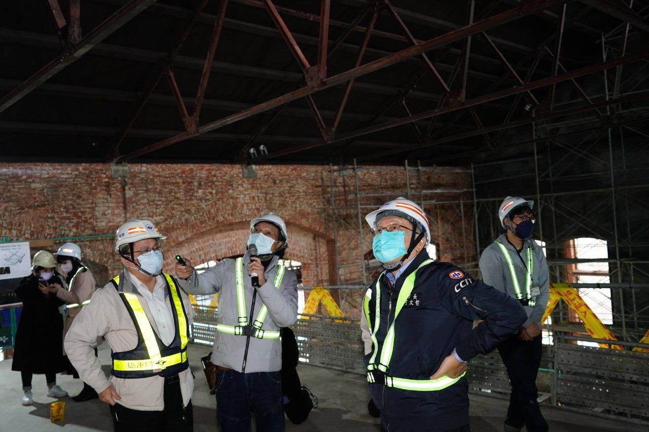 台北市長柯文哲視察市定古蹟「臺北工廠」修復情況。(圖/台北市政府提供)