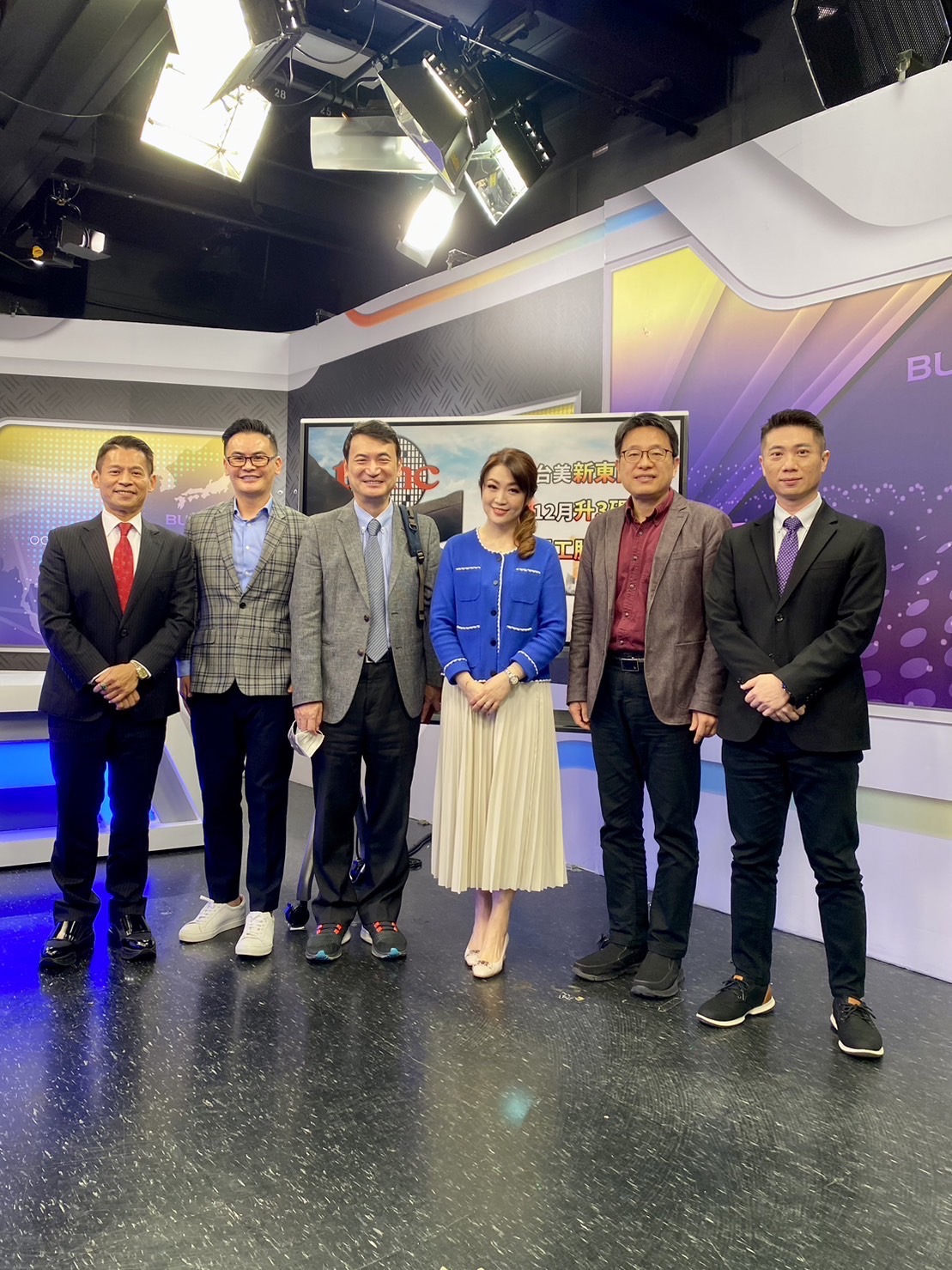 陳威良(最右)表示,八貫現任董事長劉宗熹的推銷功力可圈可點。(圖/TVBS)