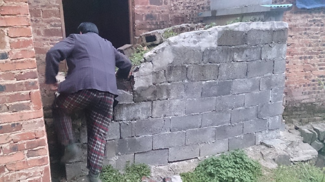 超無言!家門口被蓋「空墳」阻路 9年來全家出入得爬墳