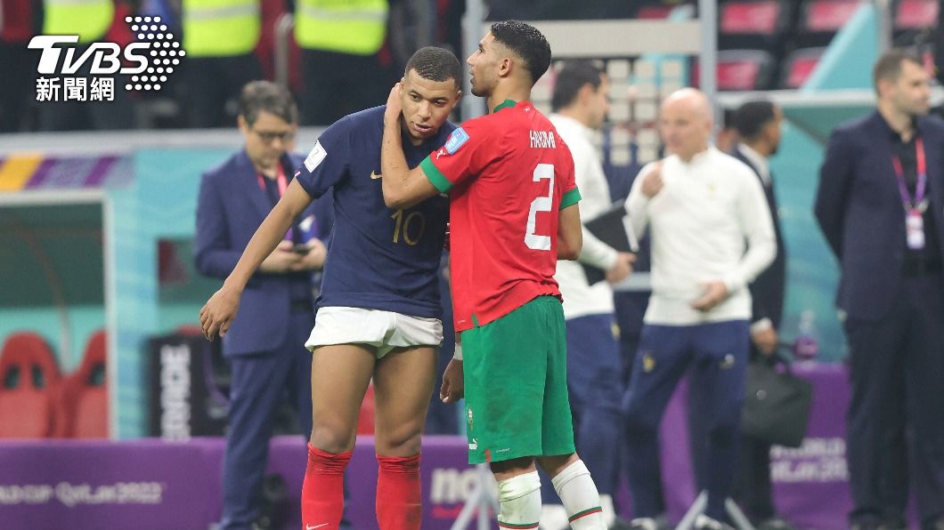 法國球星姆巴佩(Kylian Mbappe)賽後與摩洛哥好友哈基米(Achraf Hakimi)相擁致意。(圖/達志影像美聯社)