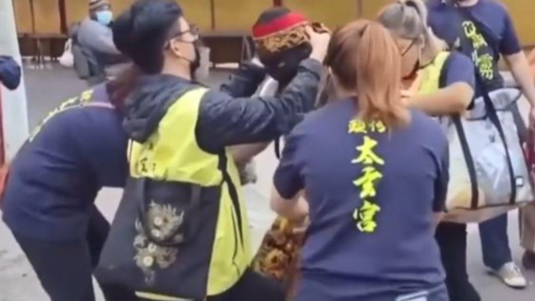 影片中可以聽到清脆響亮的「啪」一聲。(圖/翻攝自「爆料公社」)