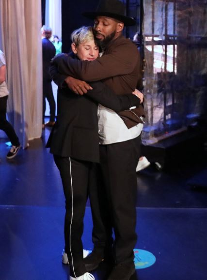 脫口秀《艾倫秀》主持人艾倫也發文弔念史蒂芬伯斯。(圖/翻攝自 Ellen DeGeneres推特)