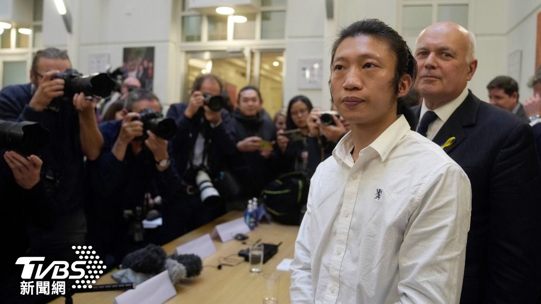 十月在大陸駐曼徹斯特總領事館外被攻擊的Bob Chan,由當地議員陪同召開記者會說明。(圖/達志影像美聯社)