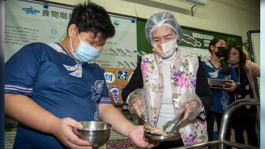 班班吃石斑 宜縣長林姿妙親自打菜視察/圖 宜蘭縣府提供