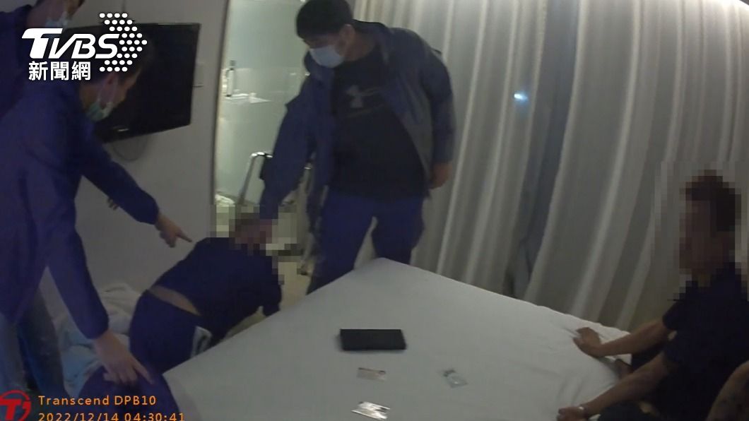 警方循線至北市南港的旅館攻堅，當場逮捕４名犯嫌。（圖／TVBS）