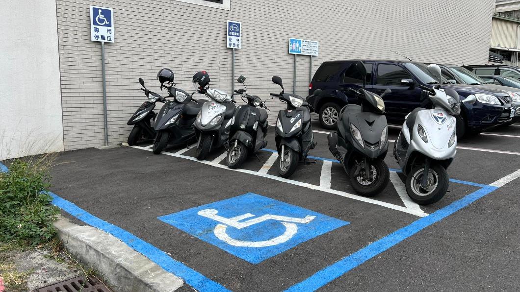 這不是停車格!機車塞滿身障車位「白格」 網驚:太像了