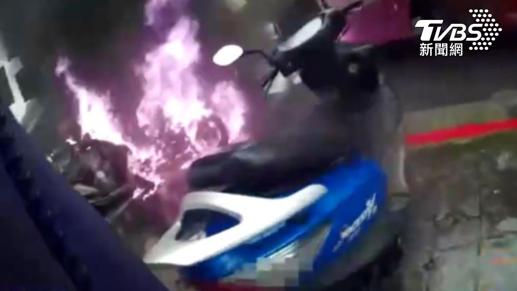 不怕大火狂燒超高溫！警奔馳徒手搬機車阻延燒　大喊：不要靠近