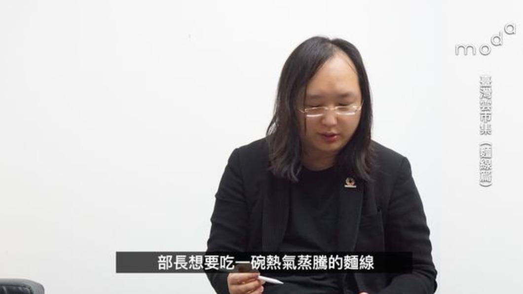 數位部在臉書發了一篇唐鳳吃麵線的文章。(圖/翻攝自數位發展部moda(Ministry of Digital Affairs)臉書)