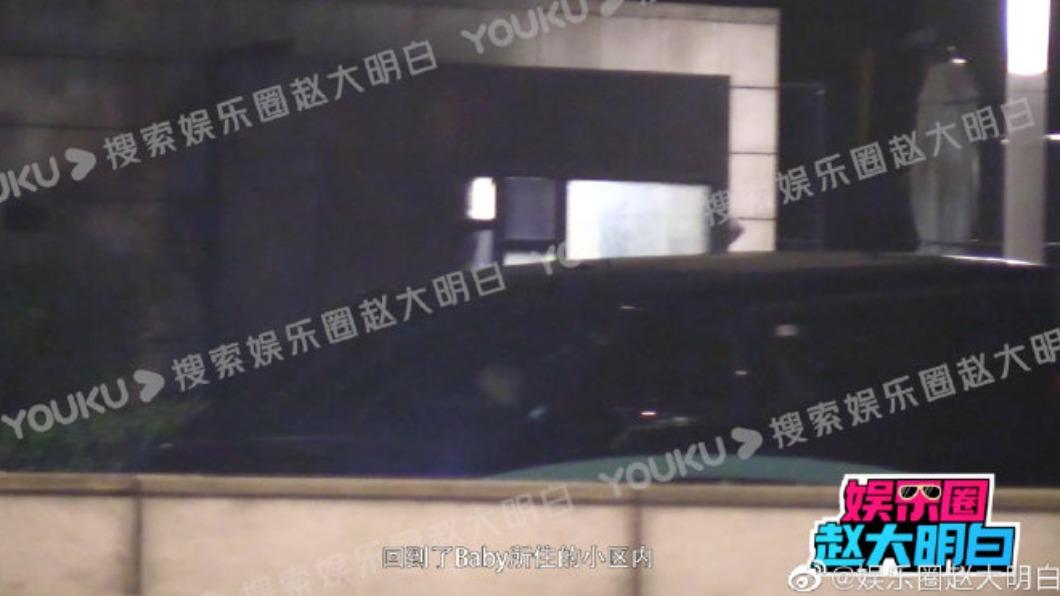 黃曉明疑似在聚餐後,前往了Angelababy的家中。(圖/翻攝自「娛樂圈趙大明白」微博)