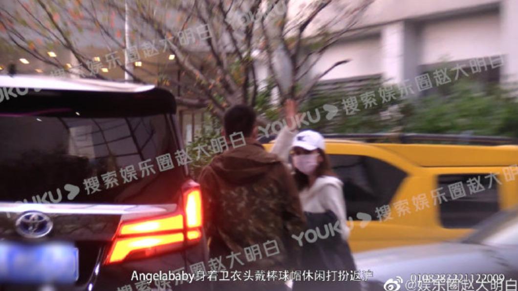 Angelababy隔天一早搭保姆車離開家中。(圖/翻攝自「娛樂圈趙大明白」微博)