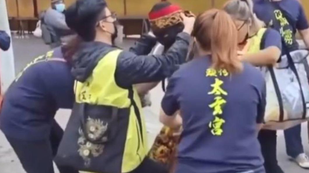 影片中可以聽到清脆響亮的「啪」一聲。（圖／翻攝自「爆料公社」）