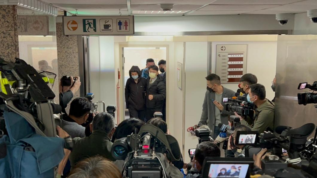 快訊／涉詐領助理費　高虹安、男友李忠庭現身北機站　