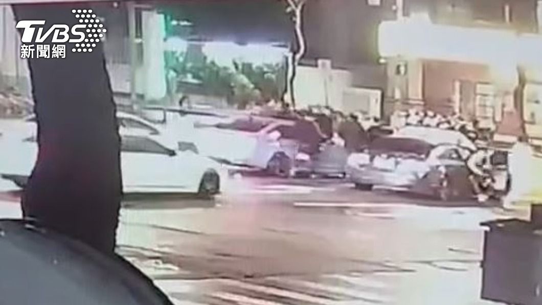 買賣車糾紛欠錢談不攏!惡煞5車圍1車 當街爆打搶車逃