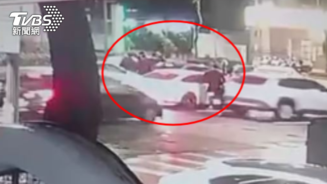 嫌犯事後還將對方的車輛搶走。(圖/TVBS)