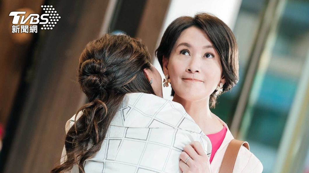 陳亞蘭借擁抱偷掐王彩樺。（圖／TVBS）