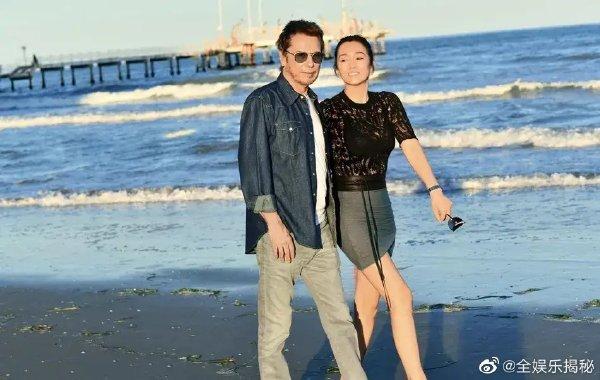 鞏俐與大17歲的法國丈夫米歇爾雅爾，十指相扣漫步在海邊沙灘上。（圖／翻攝自全娛樂沸點微博）