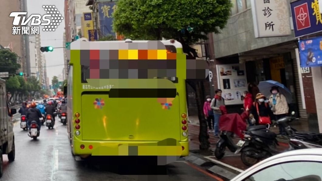 天雨路滑跑步趕公車 9旬婦滑倒手遭車輪輾當場爆血