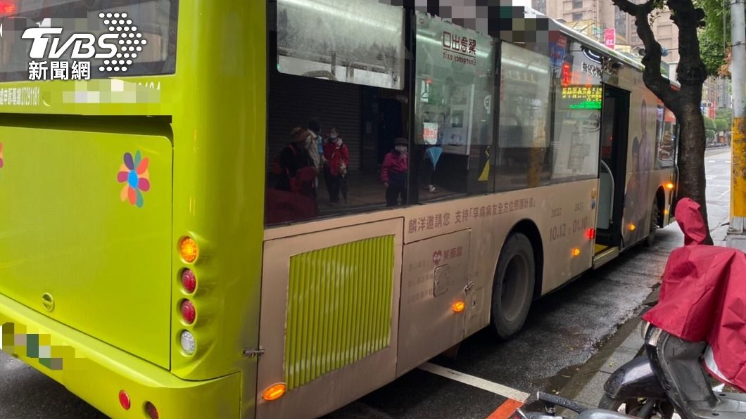 公車駕駛疑似沒注意婦人跌倒,起步後不慎輾傷。(圖/TVBS)