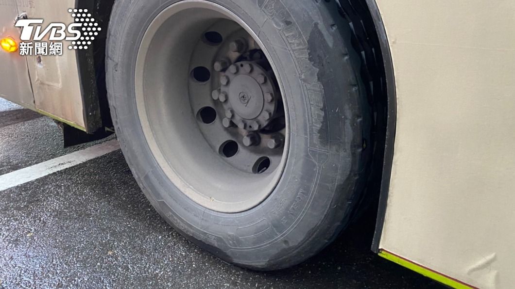 後車輪輾傷婦人手臂,導致她濺血受傷。(圖/TVBS)