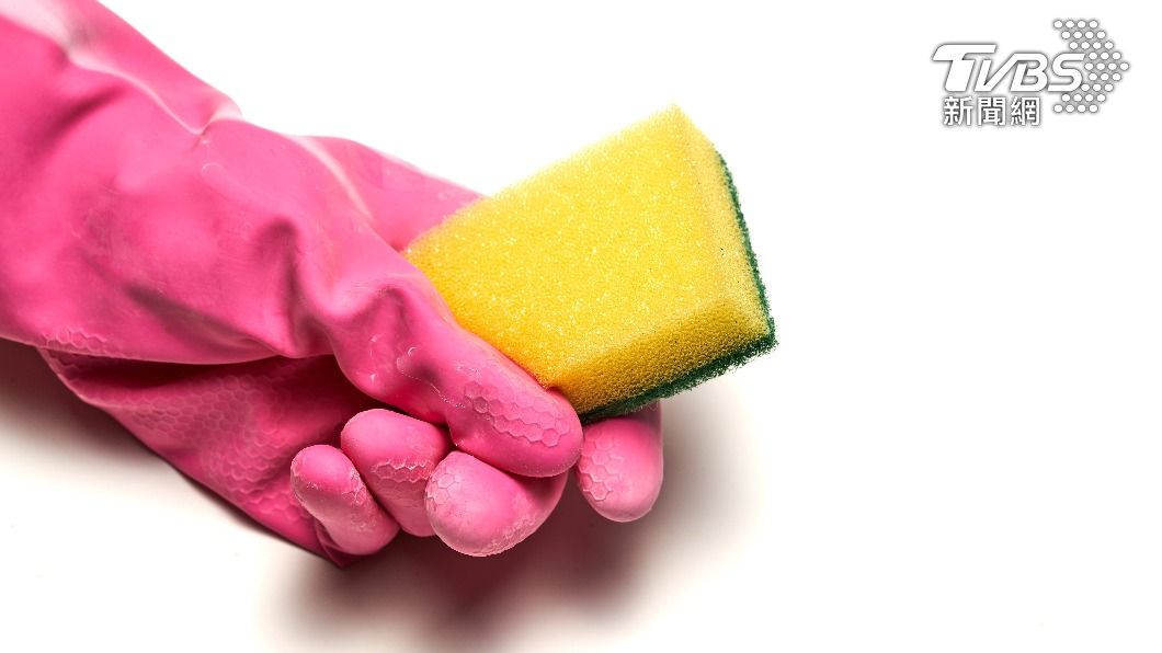 菜瓜布等廚房用具在潮濕環境易孳生細菌。(示意圖/shutterstock達志影像)